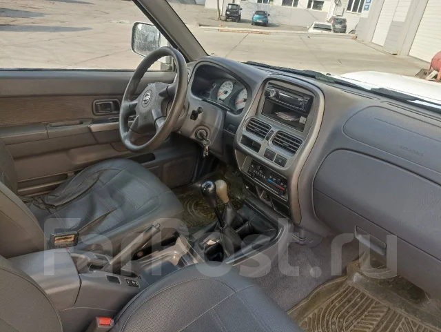 Nissan NP300. ��������, 4wd, 2.5 (133��.�.), ������, 140 000����. �� ����