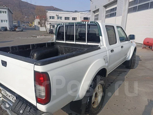 Nissan NP300. ��������, 4wd, 2.5 (133��.�.), ������, 140 000����. �� ����