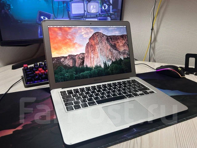Apple MacBook Air 13 2011 Mid MC965. 13.3", 1,7����, ��� 4 ��, ���� 128���, WiFi: 1, Bluetooth: 1 ����