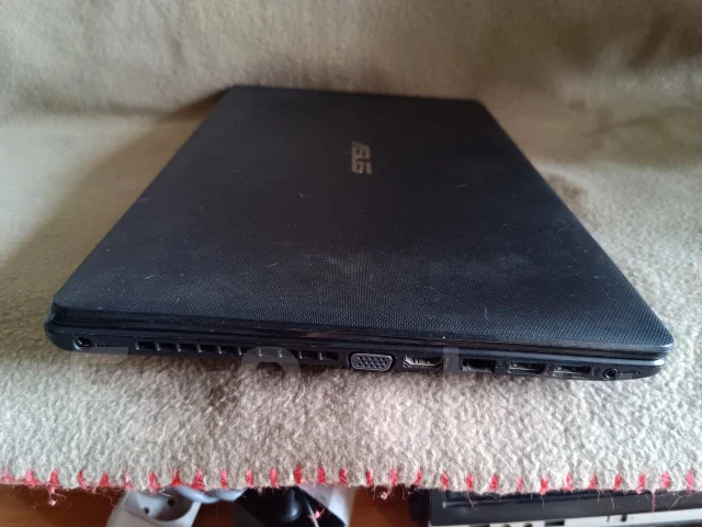 Asus X552. 15.6", 1,5����, ��� 8 ��, ���� 120���, WiFi: 1, Bluetooth: 1, ����������� �� 1��. ����