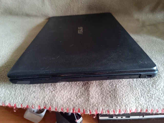 Asus X552. 15.6", 1,5����, ��� 8 ��, ���� 120���, WiFi: 1, Bluetooth: 1, ����������� �� 1��. ����