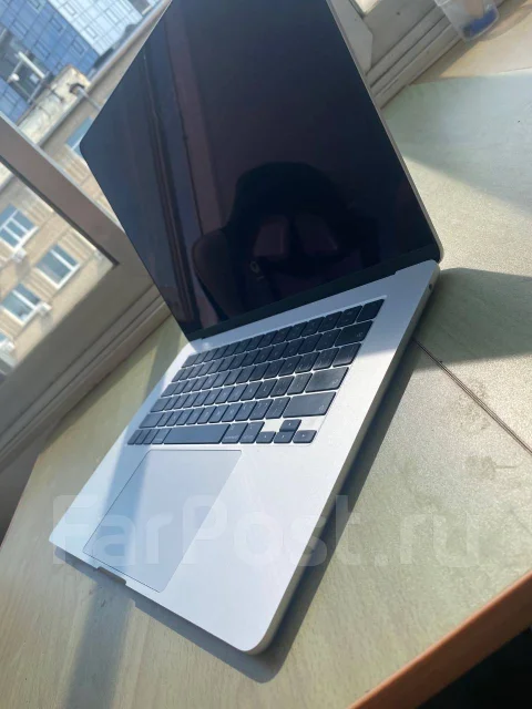 Apple MacBook. 15", ��� 8 ��, ���� 256���, WiFi: 1, Bluetooth: 1 ����