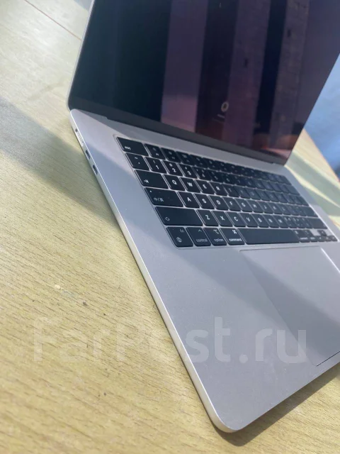 Apple MacBook. 15", ��� 8 ��, ���� 256���, WiFi: 1, Bluetooth: 1 ����