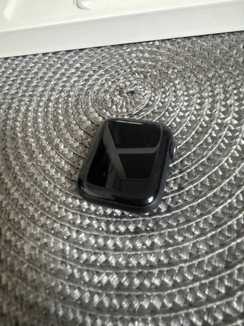 Apple Watch SE. GPS, NFC, IP67, IP68 ����