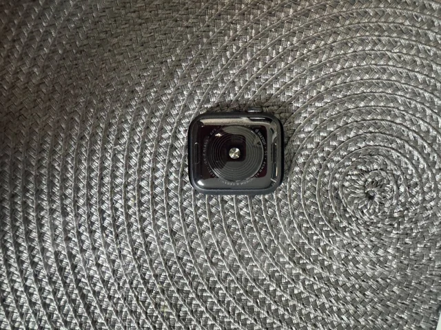 Apple Watch SE. GPS, NFC, IP67, IP68 ����