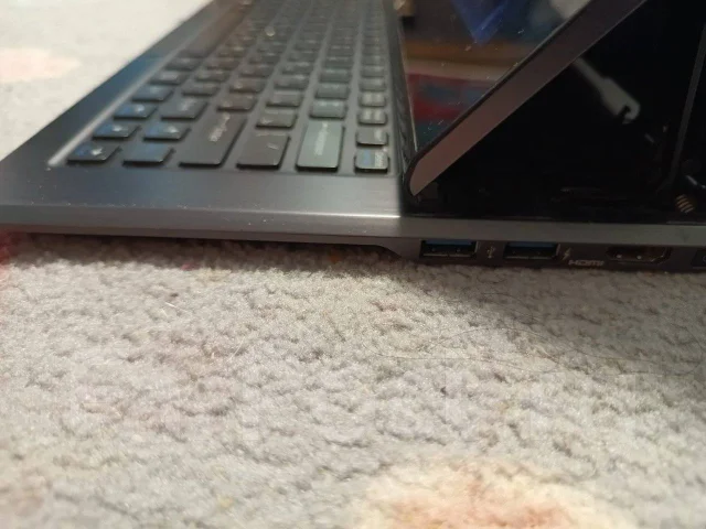 Sony VAIO. 11.6", ��� 4 ��, ���� 128���, WiFi: 1, Bluetooth: 1, ����������� �� 6��. ����