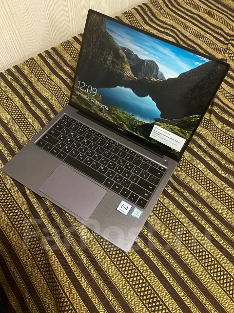 Huawei MateBook 14. 13", 1,8����, ��� 8 ��, ���� 500���, WiFi: 1, Bluetooth: 1, ����������� �� 6��. ����