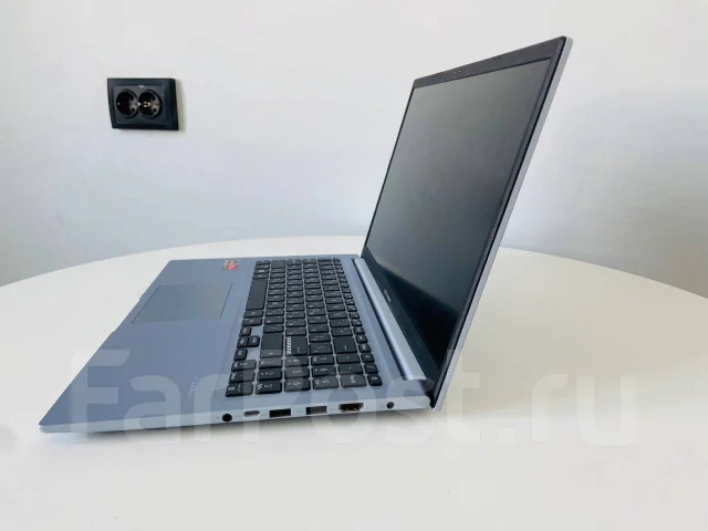 Asus VivoBook. 15.6", ��� 16 ��, ���� 512���, ����������� �� 6��. ����