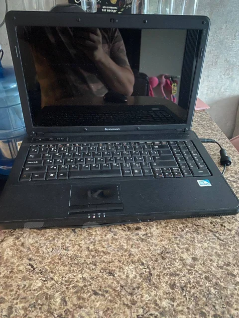 Lenovo B550. 15.6", 2����, ��� 4 ��, ���� 256���, WiFi: 1, Bluetooth: 1, ����������� �� 2��. ����
