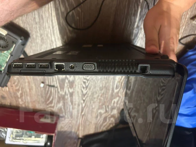 Compaq 615. 15.6", 2,3����, ��� 2048 ��, ���� 320���, WiFi: 1, Bluetooth: 1 ����