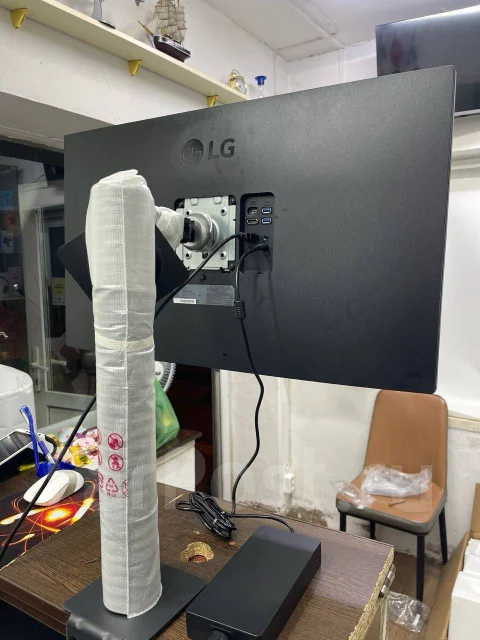 LG. 31.5", ���������� �� (LCD, LED, QLED) ����