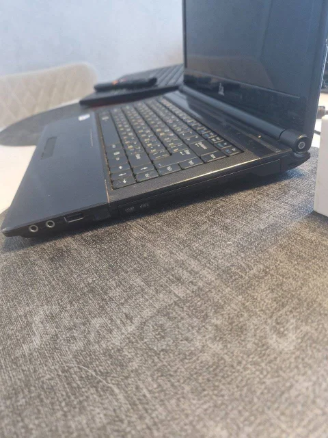 DNS. 15.6", 2����, ��� 2048 ��, ���� 120���, WiFi: 1, Bluetooth: 1, ����������� �� 1��. ����