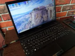 Samsung 300V5A. 15.6", 2,5����, ��� 8 ��, ���� 1���, WiFi: 1, Bluetooth: 1, ����������� �� 1��. ����