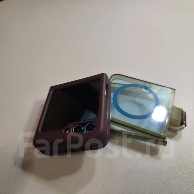 Samsung Galaxy Z Flip5. �/�, 8 �� ����