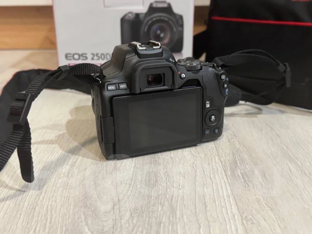 Canon EOS 250D ����