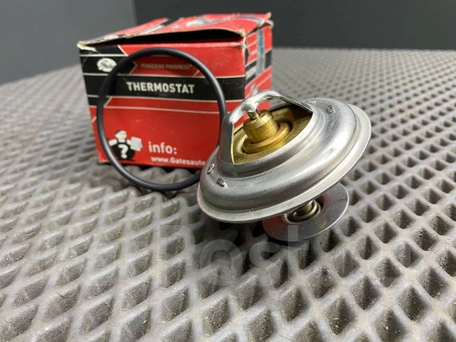 ��������� Volkswagen Passat B2 1982 025121113F ����