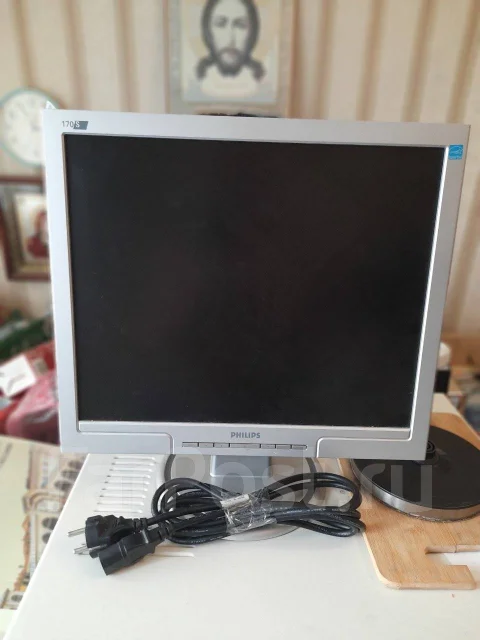 Philips. 17" ����