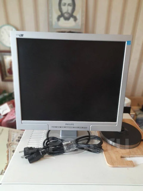 Philips. 17" ����