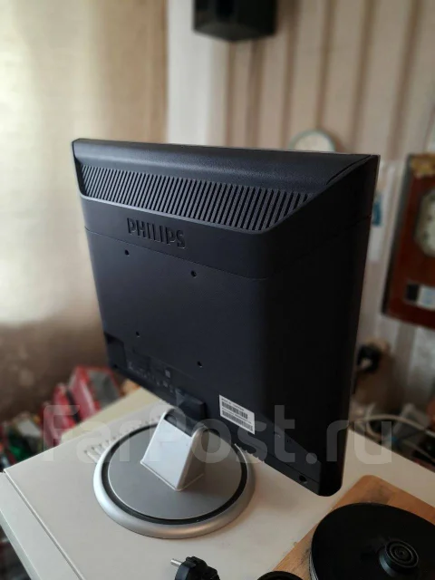 Philips. 17" ����
