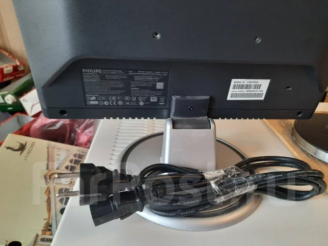 Philips. 17" ����