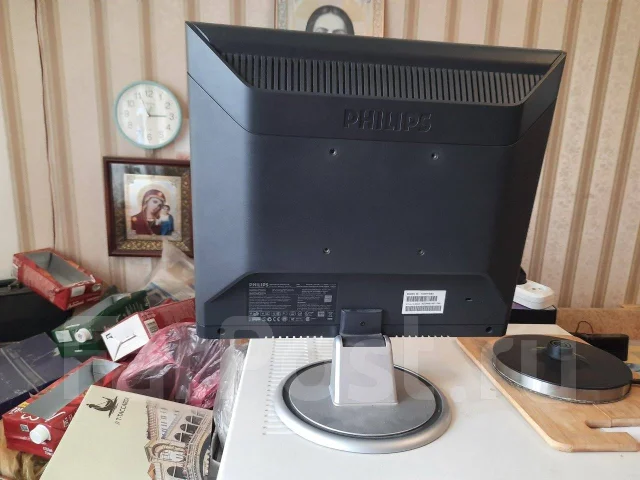Philips. 17" ����