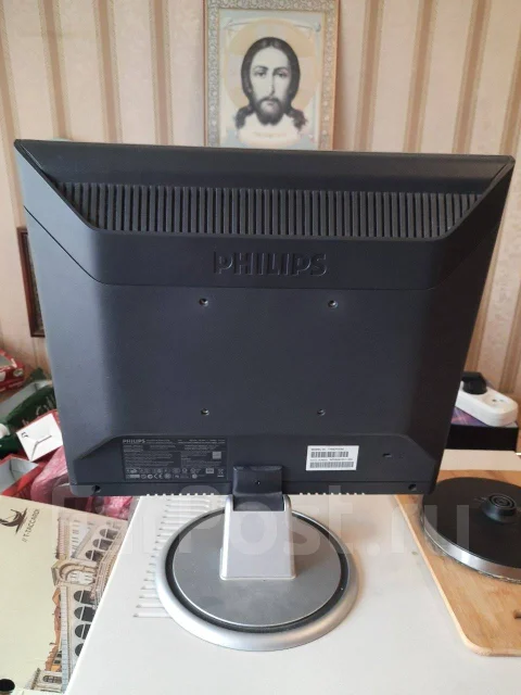 Philips. 17" ����