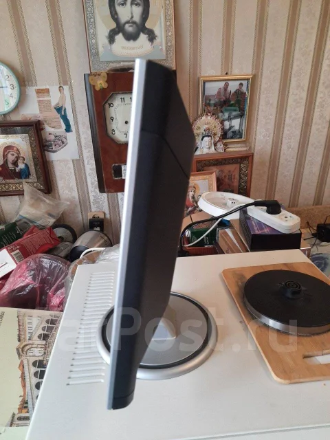 Philips. 17" ����