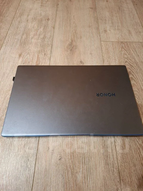 Honor MagicBook 15. 15.6", ��� 8 ��, ���� 512���, WiFi: 1, Bluetooth: 1, ����������� �� 6��. ����