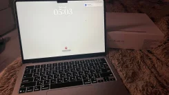 Apple MacBook Air 13 2025. 13.6", 4,4����, ��� 16 ��, ���� 512���, WiFi, Bluetooth, ����������� �� 22��. ����