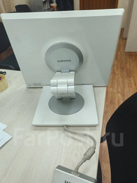 Samsung. 19", ���������� �� (LCD, LED, QLED) ����