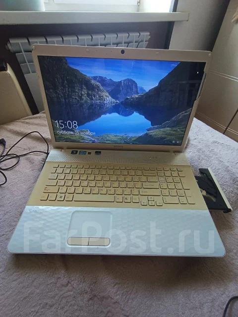 Sony VAIO. 17", 220����, ��� 6 ��, ���� 240���, WiFi: 1, Bluetooth: 1, ����������� �� 4��. ����