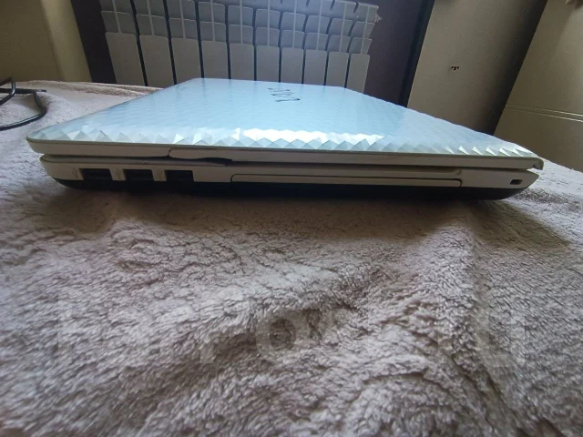 Sony VAIO. 17", 220����, ��� 6 ��, ���� 240���, WiFi: 1, Bluetooth: 1, ����������� �� 4��. ����