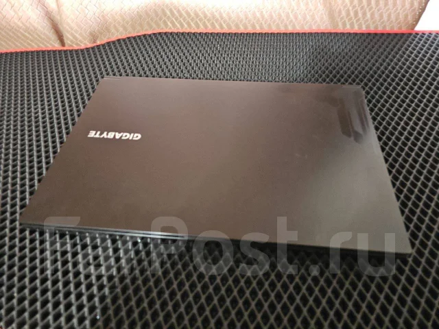 Gigabyte. 15.4", 144����, ��� 16 ��, ���� 512���, WiFi: 1, Bluetooth: 1, ����������� �� 10��. ����