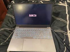 Azerty. 15.6", 60����, ��� 12 ��, ���� 512���, WiFi, Bluetooth, ����������� �� 5��. ����