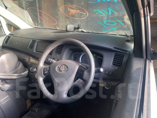 Toyota Isis. ZGM15W, 2ZRFAE ����