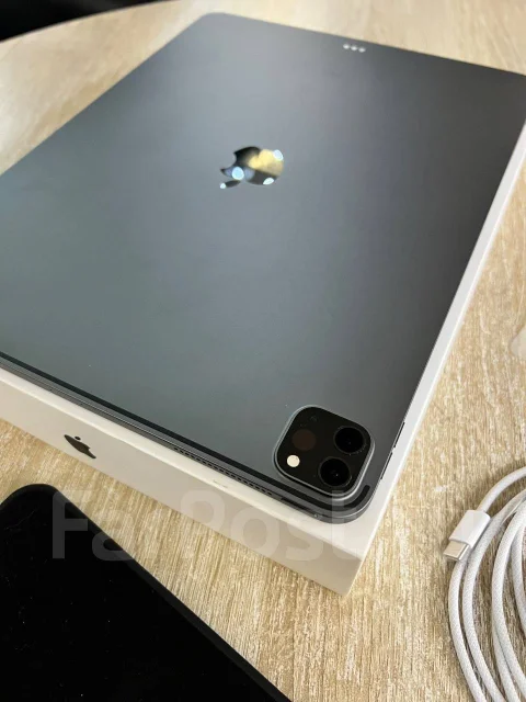 Apple iPad Pro 12.9. 12.9 ������, ������ 1 �� ����