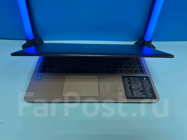 Asus. 15.6", 3����, ��� 4 ��, ���� 128���, WiFi: 1, Bluetooth: 1, ����������� �� 2��. ����