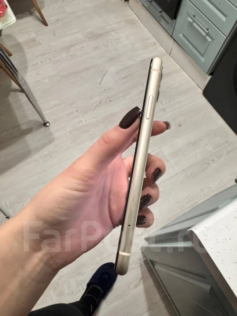 Apple iPhone 11. �/�, 64 ��, �����, 4G LTE ����