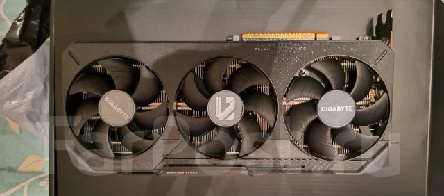 Radeon RX 9070 XT ����