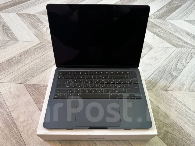 Apple MacBook Air 13 2022 MLY43. 13.6", 3,5����, ��� 8 ��, ���� 512���, WiFi: 1, Bluetooth: 1, ����������� �� 12��. ����