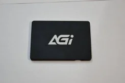 1000 �� 2.5" SATA ���������� AGI AI238. 1 000���, ��������� SATA ����