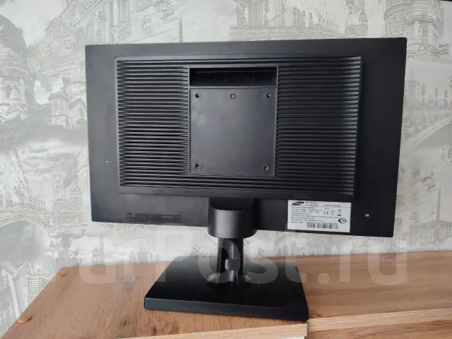 Samsung. 20", ���������� �� (LCD, LED, QLED) ����