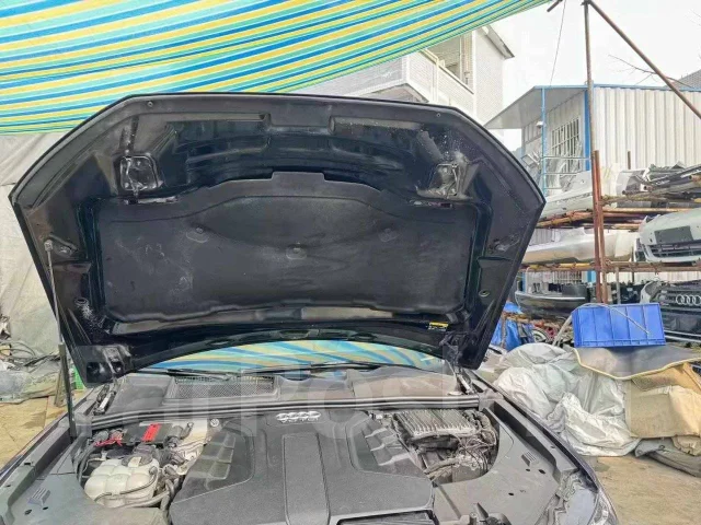 Audi Q7. 4M ����