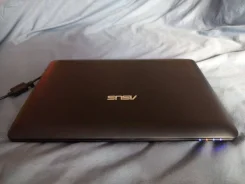 Asus. 13", 1,7����, ��� 2048 ��, ���� 256���, WiFi: 1, ����������� �� 1��. ����