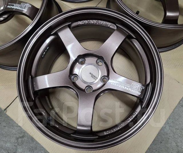 Advan Racing GT. 8.0x17", 5x114.3, ET45, �� 73���. ��� ����� �� ������������ ����