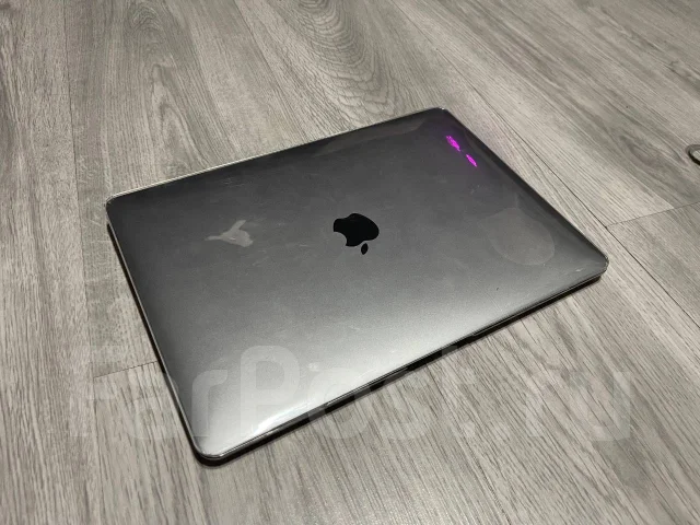 Apple MacBook 13. 13", ��� 8 ��, ���� 128���, WiFi: 1, Bluetooth: 1, ����������� �� 10��. ����