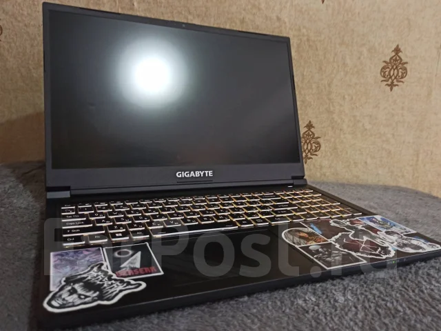 Gigabyte. 15.6", 4,5����, ��� 16 ��, ���� 512���, WiFi: 1, Bluetooth: 1, ����������� �� 2��. ����