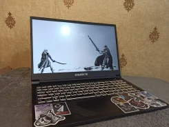 Gigabyte. 15.6", 4,5����, ��� 16 ��, ���� 512���, WiFi: 1, Bluetooth: 1, ����������� �� 2��. ����