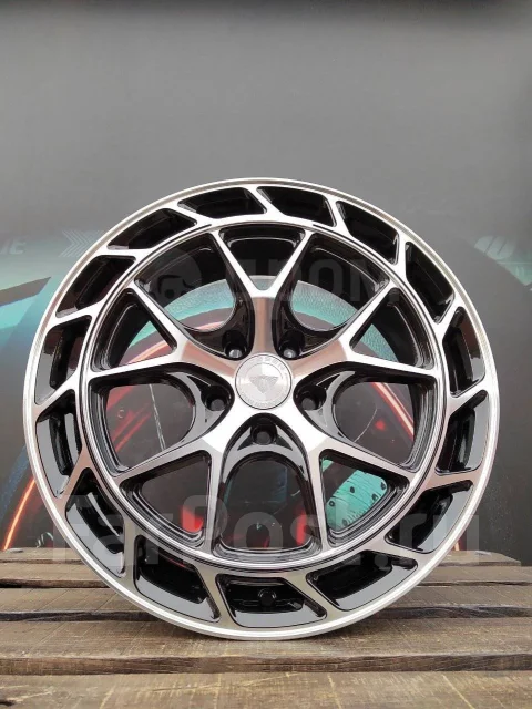 Vossen. 8.0x18", 5x114.3, ET35, �� 73,1���. ����
