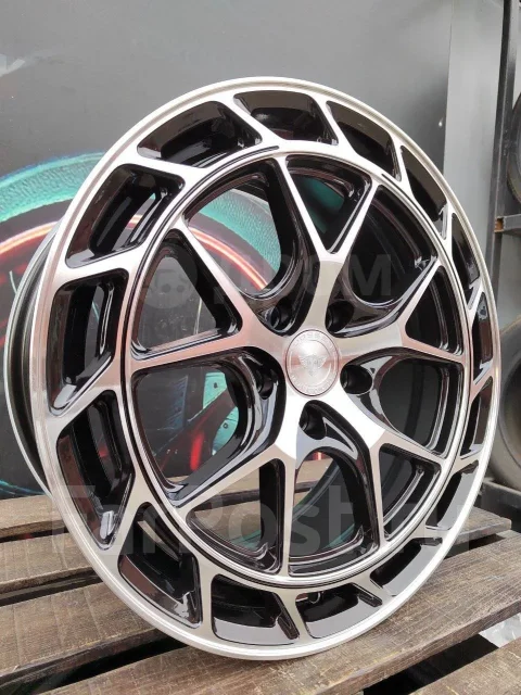 Vossen. 8.0x18", 5x114.3, ET35, �� 73,1���. ����